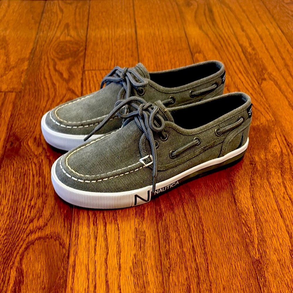 Nautica boys gray boat shoes size 1- barely used